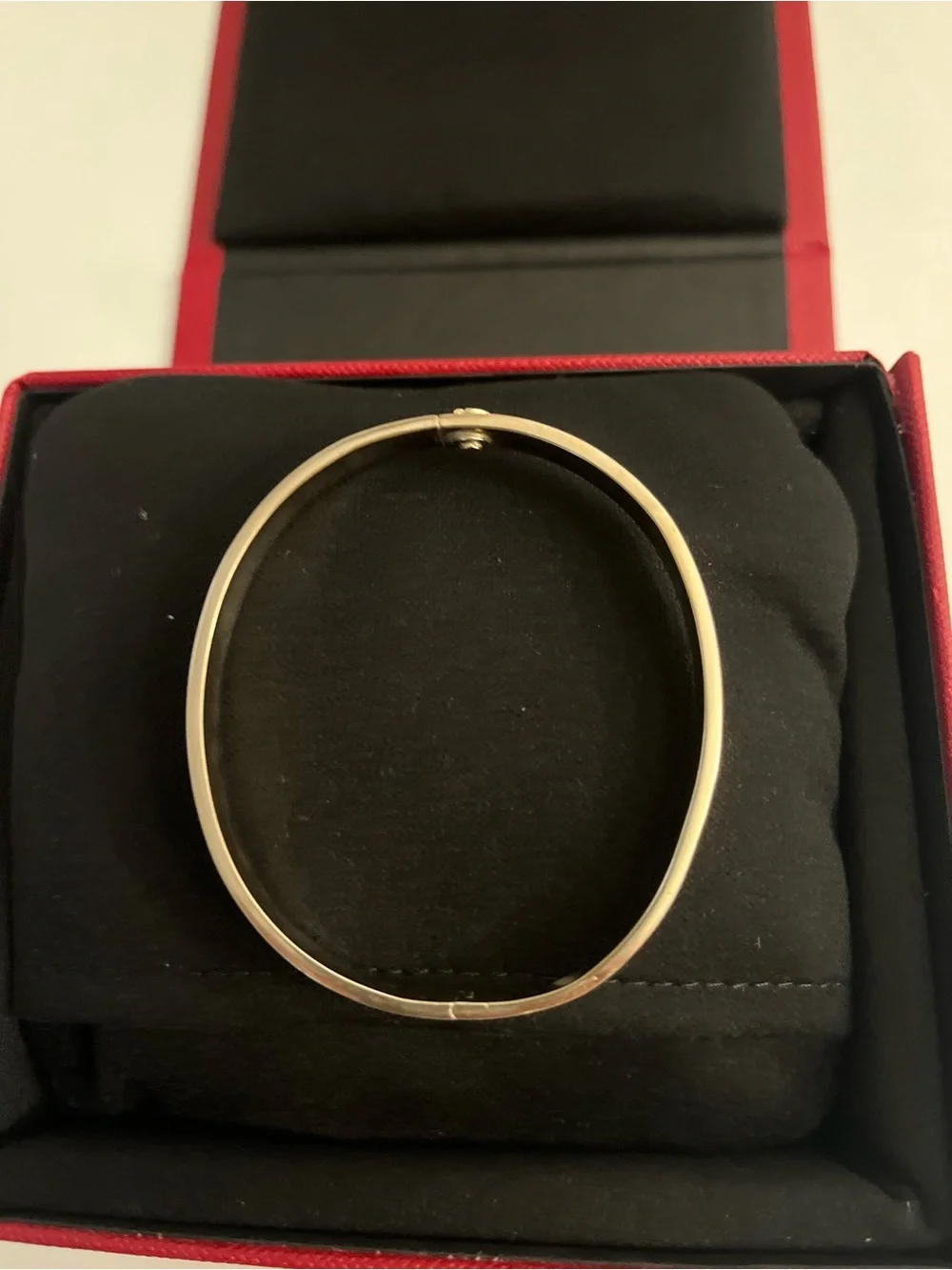 White solid gold 14 k Screw-Detail Bangle. Comes with a signature box. - Picture 8 of 13
